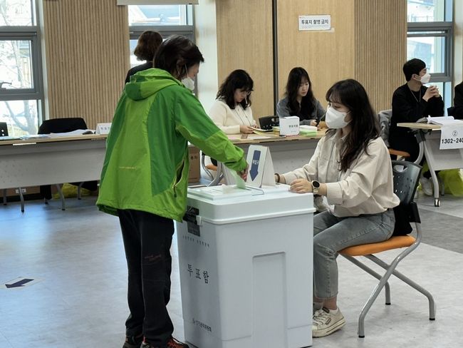 제22대 국회의원선거일인 10일 오전 대전 중구 대사동 행정복지센터 3층에 설치된 투표소에서 유권자가 투표 후 소중한 한 표를 행사하고 있다.(사진=뉴시스 제공)