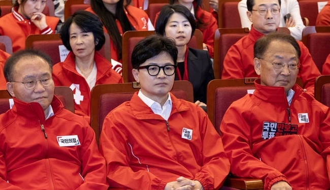 한동훈 국민의힘 비상대책위원장을 비롯한 참석자들이 10일 오후 서울 여의도 국회도서관에 마련된 개표상황실에서 출구조사 결과 발표를 시청하고 있다.(사진=뉴시스 제공)