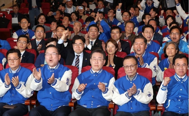 이재명 더불어민주당 대표와 이해찬, 김부겸 상임공동선대위원장 등이 10일 오후 서울 여의도 국회 의원회관에 마련된 제22대 국회의원선거 개표상황실에서 출구조사 결과를 보며 기뻐하고 있다. (사진=뉴시스 제공)
