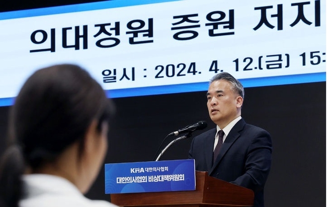 김성근 대한의사협회 비상대책위원회 언론홍보위원장이 12일 오후 서울 용산구 대한의사협회에서 열린 의대정원 증원 저지를 위한 비대위 브리핑에서 4·10 총선 결과에 대한 입장을 밝히고 있다. 의협 비대위는 "진정성 있는 대화를 할 의지가 있다면 의협 비대위 지도부와 전공의들에게 무리하게 내린 각종 명령과 고발, 행정처분 등을 철회하길 바란다"고 밝혔다.(사진=뉴시스 제공)
