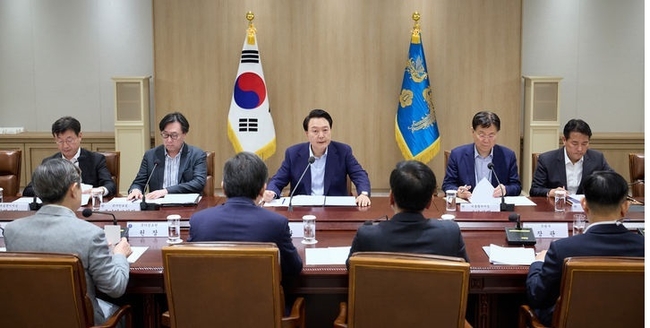 윤석열 대통령이 지난 14일 서울 용산 대통령실 청사에서 열린 중동 사태에 따른 긴급 경제·안보 회의를 주재하고 있다. (사진=대통령실 제공)
