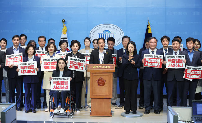 박주민 더불어민주당 원내수석부대표와 민주당 22대 국회 당선인들이 15일 오전 서울 여의도 국회 소통관에서 ‘채상병 특검법 처리 촉구’ 기자회견을 하고 있다.(사진=뉴시스 제공)
