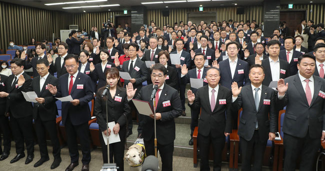 윤재옥 원내대표를 비롯한 국민의힘과 국민의미래 22대 국회 당선인들이 16일 오전 서울 여의도 국회에서 당선인 총회를 열고 있다.(사진=뉴시스 제공)