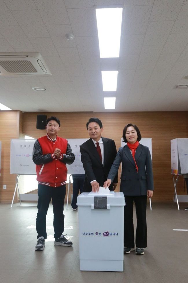 원희룡 후보가 배우자와 함께 투표에 참여하고 있다. (원희룡 후보 캠프 제공)