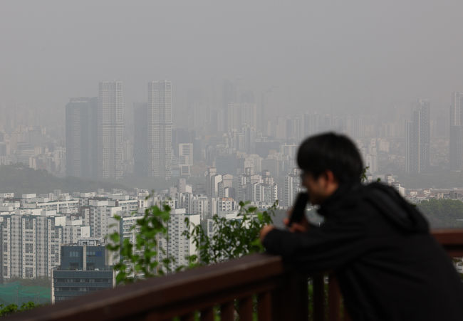 미세먼지 농도가 매우나쁨 수준을 보인 16일 서울 중구 남산에서 바라본 도심이 뿌옇게 흐리다. (사진=뉴시스 제공)