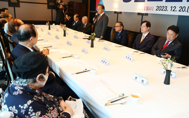 윤재옥 국민의힘 원내대표 겸 당 대표 권한대행이 지난해 12월 20일 서울 여의도의 한 음식점에서 열린 상임고문단 오찬간담회에서 발언을 하고 있다.(사진=뉴시스 제공)