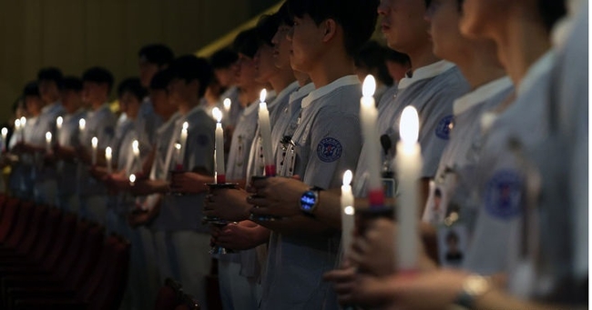 지난달 8일 대구 달서구 계명대학교 간호대학 존슨홀에서 열린 ‘2024학년도 나이팅게일 선서식’에서 간호대학 학생들이 촛불을 들고 나이팅게일의 숭고한 희생정신을 본받아 전문 간호인으로서 최선을 다할 것을 다짐하고 있다.(사진=뉴시스 제공)