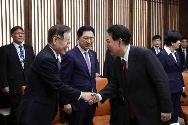 윤석열 대통령이 지난해 10월 31일 서울 여의도 국회에서 2024년도 예산안 및 기금운용 계획안에 대한 시정연설에 앞서 열린 국회의장, 여야 지도부, 5부요인 사전 환담에서 이재명 더불어민주당 대표와 악수하고 있다. (사진=대통령실 제공) 