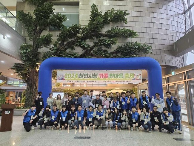 천안시청공무원노동조합 이영준 위원장, 박상돈 천안시장이 20일 열린 ‘2024 천안시청가족 한마음축제’에 참석했다. (사진=천안시청 제공)