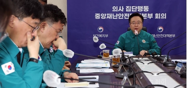 22일 세종시 정부세종청사에서 열린 의사 집단행동 중앙재난안전대책본부 회의에서 참석자들이 심각한 표정으로 조규홍 보건복지부 장관의 발언을 등 있다. (사진=뉴시스 제공)