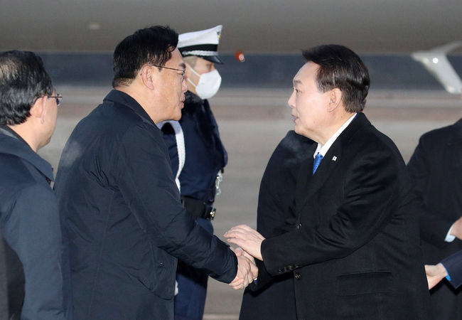  2023년 1월 21일 아랍에미리트(UAE)·스위스 순방을 마친 윤석열 대통령이 경기도 성남 서울공항에 도착해 당시 정진석 국민의힘 비상대책위원장과 인사하고 있다. (사진=뉴시스 제공)