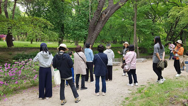 ‘역사와 함께하는 창경궁 나무이야기’ 참여한 관람객들. (사진=문화재청 제공)