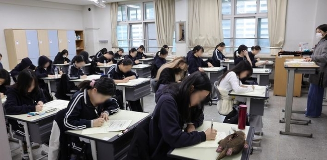 2025학년도 대학수학능력시험(수능) 대비 3월 전국연합학력평가가 시행된 지난달 28일 서울 강남구 개포고등학교에서 수험생들이 시험 준비를 하고 있다.(사진=뉴시스 제공)