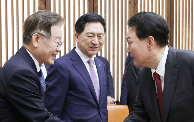  윤석열 대통령이 지난해 10월 31일 서울 여의도 국회에서 2024년도 예산안 및 기금운용 계획안에 대한 시정연설에 앞서 열린 국회의장, 여야 지도부, 5부요인 사전 환담에서 이재명 더불어민주당 대표와 악수하고 있다. (사진=대통령실 제공) 
