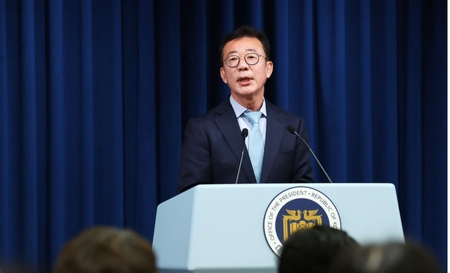 홍철호 신임 정무수석이 22일 서울 용산 대통령실 청사에서 소감을 밝히고 있다.(사진=뉴시스 제공)