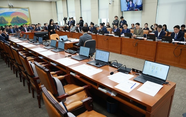  23일 오전 서울 여의도 국회에서 정무위원회 전체회의가 진행되고 있다. 이날 국민의힘 의원들은 불참했다.(사진=뉴시스 제공)