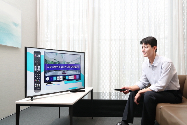 삼성전자 모델이 삼성스토어 대치점에서 ‘시각·청각 장애인용 TV 보급사업’ 공급 모델인 ‘40형 풀HD 스마트 TV’를 소개하고 있다(사진=삼성전자 제공)