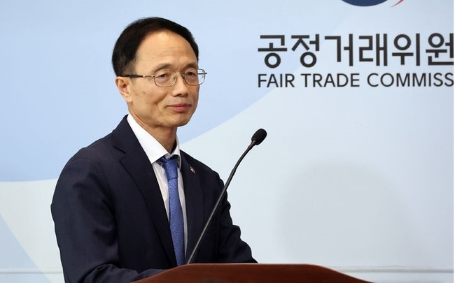 홍선 공정거래위원회 부위원장이 지난 7일 세종시 정부세종청사에서 민생·혁신 지원하는 공정한 시장경제 구축을 목표로 하는 2024년 주요업무 추진계획 발표를 위해 단상에 오르고 있다. (사진=뉴시스 제공)