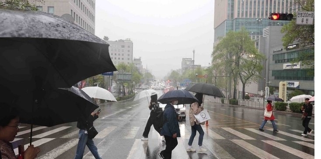 봄비가 내리는 지난 15일 오전 인천 남동구 길병원 앞 횡당보도에서 시민들이 우산을 쓰고 걷고 있다.(사진=뉴시스 제공)