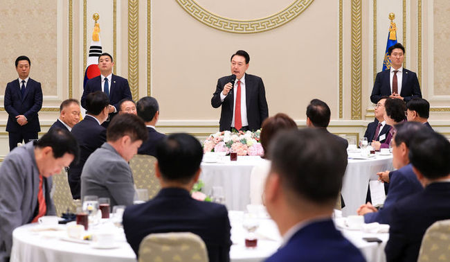 윤석열 대통령이 24일 청와대 영빈관에서 열린 제22대 총선 불출마·낙천·낙선 국민의힘 현역 국회의원 격려 오찬에서 발언하고 있다. (사진=대통령실 제공) 
