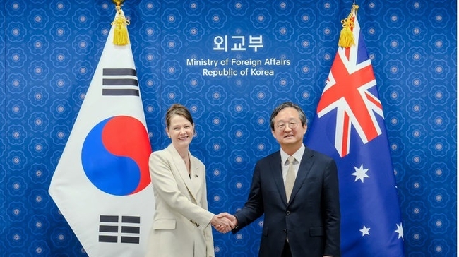 정병원 외교부 차관보는 16일 오전 서울 종로구 외교부 청사에서 엘리 로슨 호주 외교통상부 전략기획조정 차관보와 '제8차 한-호주 전략대화'를 갖고 인도·태평양 전략 및 국방·방산 협력, 한반도 및 지역 정세 등 다양한 분야에 걸쳐 협력 방안을 논의했다. (사진= 외교부 제공)