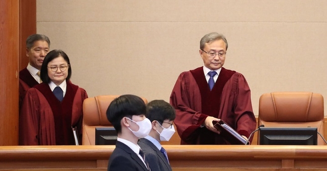 유남석 헌법재판소장과 헌법재판관들이 지난해 5월 17일 오후 서울 종로구 재동 헌법재판소 대심판정에서 열린 공개변론을 위해 입정하고 있다. (사진=뉴시스 제공)