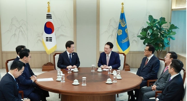 윤석열 대통령이 29일 서울 용산 대통령실 청사에서 이재명 더불어민주당 대표와 회담을 하고 있다. (대통령실통신사진기자단/뉴시스 제공)