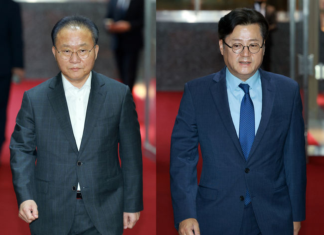 윤재옥(왼쪽) 국민의힘 원내대표와 홍익표 더불어민주당 원내대표가 23일 오후 서울 여의도 국회 의장실에서 열리는 여야 원내대표 회동에 참석하고 있다.(사진=뉴시스 제공)