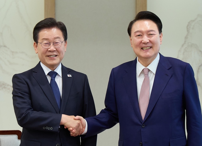 윤석열 대통령과 더불어민주당 이재명 대표가 29일 서울 용산 대통령실 집무실에서 열린 영수회담에서 악수하고 있다. (사진=대통령실 제공) 