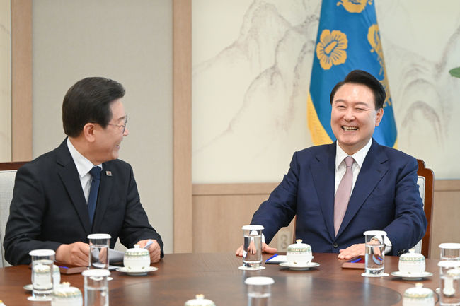 윤석열 대통령이 29일 서울 용산 대통령실 집무실에서 열린 더불어민주당 이재명 대표와의 영수회담을 하고 있다. (사진=대통령실 제공)
