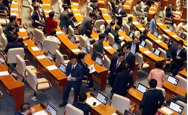  2일 오후 서울 여의도 국회에서 열린 제414회 국회(임시회) 제1차 본회의에서 순직 해병 수사 방해 및 사건 은폐 등의 진상규명을 위한 특별검사의 임명 등에 관한 법률안이 상정되자 국민의힘 의원들이 퇴장하고 있다.(사진=뉴시스 제공)