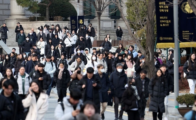 지난해 11월 26일 오전 서울 동대문구 한국외국어대학교에서 2024학년도 수시모집 논술고사를 마친 수험생들이 고사장을 나서고 있다. (사진=뉴시스 제공)