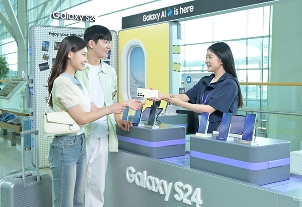 인천공항 제2여객터미널 3층에 위치한 '갤럭시 스튜디오'에서 여행객이 '갤럭시 S24 시리즈' 대여 서비스를 이용하고 있다. (사진=삼성전자 제공)
