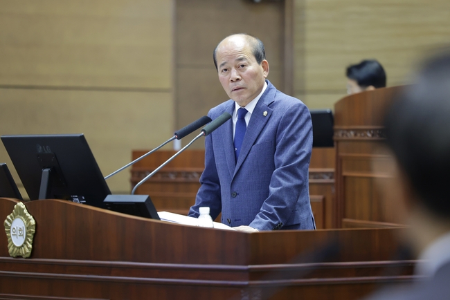 천안시의회 육종영의원이 시정질문을 하고있다. (사진=천안시의회 제공)