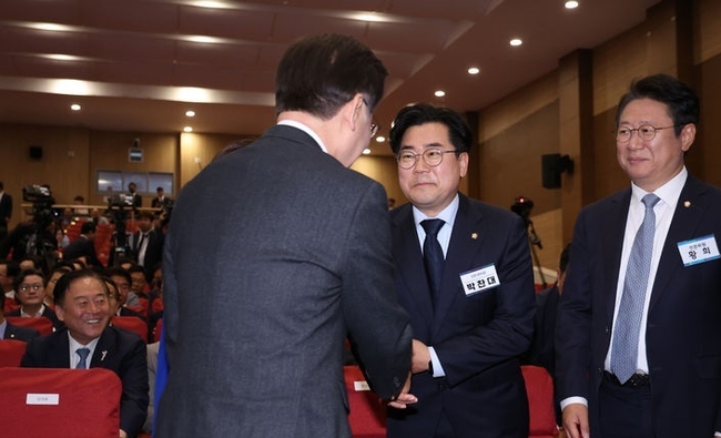 더불어민주당 이재명 대표와 박찬대 원내대표 후보자가 3일 서울 여의도 국회 의원회관에서 열린 더불어민주당 제1기 원내대표 선출 당선자 총회에서 인사를 하고 있다. (사진=뉴시스 제공)