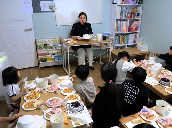 CJ프레시웨이 키즈 전문 셰프가 서울시 강서구 소재의 발음지역아동센터 어린이를 대상으로 '케이크 만들기' 쿠킹클래스를 진행하고 있다. (사진=CJ프레시웨이 제공)