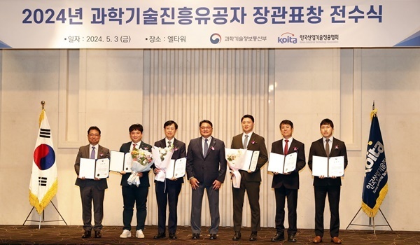 5월 3일(금) 오전 11시, 서울시 양재동 엘타워에서 진행된 전수식에서 hy 중앙연구소 정승희 책임연구원.(왼쪽에서 두번째)를 비롯한 수상자들이 기념촬영을 하고 있다. (사진=hy 제공)