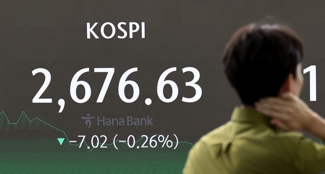  3일 서울 중구 하나은행 딜링룸에서 딜러들이 업무를 보고 있다. 이날 코스피는 전 거래일(2683.65)보다 7.02포인트(0.26%) 떨어진 2676.63에, 코스닥지수는 전 거래일(867.48)보다 1.89포인트(0.22%) 하락한 865.59에 거래를 종료했다. 서울 외환시장에서 원·달러 환율은 전 거래일(1375.9원)보다 13.1원 내린 1362.8원에 마감했다.(사진=뉴시스 제공)