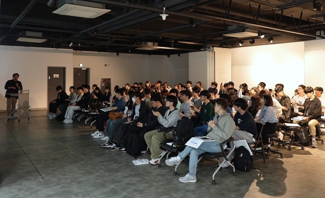 . 3일 경희대학교 지리학과 교수와 학생 80여 명이 천안시 도시재생지원센터의 도시재생 투어에 참여하고 있다. (사진=천안시 제공)