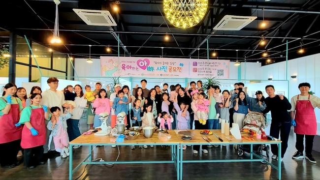 천안시건강가정지원센터는 지난 2일 ‘육아하는 아빠 사진전’ 수상자 8가족을 초대해 GC브레드 후원으로 ‘가족사랑의 날 - 가족 케이크 만들기 프로그램’을 진행했다. (사진=천안시 제공)