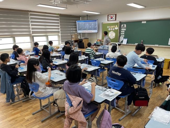 2일 체험학습을 신청한 초등학교에서 ‘찾아가는 수돗물 체험학습’을 진행하고 있다. (사진=천안시 제공)