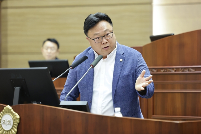 천안시의회 박종갑의원이 시정질문을 하고있다. (사진=천안시의회 제공)