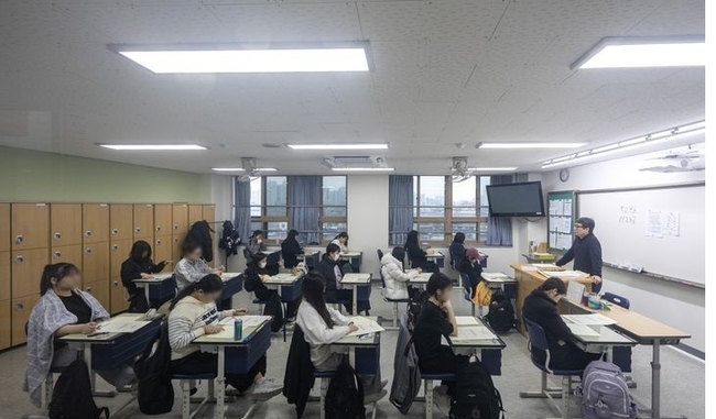 2025학년도 대학수학능력시험(수능) 대비 3월 전국연합학력평가가 시행된 28일 서울 영등포구 영등포여자고등학교에서 수험생들이 시험 준비를 하고 있다. (사진=뉴시스 제공)