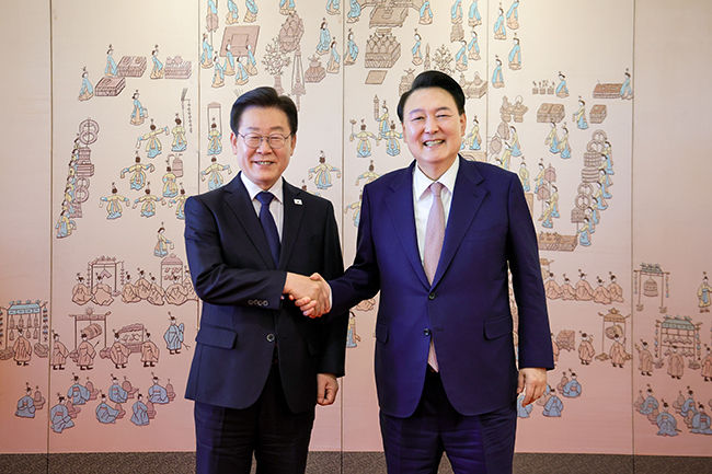 윤석열 대통령과 이재명 더불어민주당 대표가 지난 4월 29일 서울 용산 대통령실에서 열린 영수회담을 마친 뒤 악수하며 기념촬영 하고 있다.
