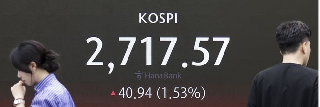  7일 서울 중구 하나은행에서 직원들이 업무를 보고 있다. 코스피가 전 거래일(2676.63)보다 41.54포인트(1.55%) 오른 2718.17에, 코스닥 지수는 전 거래일(865.59)보다 9.10포인트(1.05%) 상승한 874.69에 거래를 시작했다. 서울 외환시장에서 원·달러 환율은 전 거래일(1362.8원)보다 6.3원 내린 1356.5원에 출발했다. (사진=뉴시스 제공)
