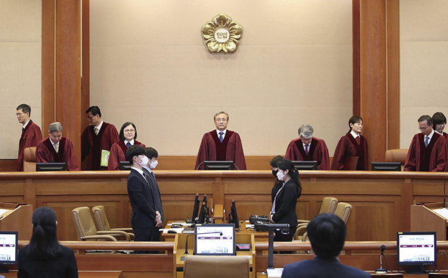 유남석 헌법재판소장과 헌법재판관들 지난해 5월 17일 오후 서울 종로구 재동 헌법재판소 대심판정에서 열린 공개변론을 위해 입정하고 있다. 이날 공개변론은 고인의 유언과 관계 없이 법정 상속인들의 최소 상속분을 보장하는 유류분과 관련, 민법 1112~1116조, 1118조 위헌 여부를 심리하기 위해 열렸다.