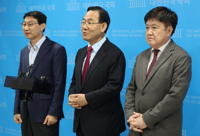 주호영 국회 연금개혁 특별위원장과 여야 간사들이 7일 오후 서울 여의도 국회 소통관에서 유럽출장 취소 및 연금개혁특위 활동 종료 관련 기자회견을 마치고 취재진의 질문에 답변하고 있다. 왼쪽부터 김성주 더불어민주당 간사, 주호영 특위위원장, 유경준 국민의힘 간사.(사진=뉴시스 제공)