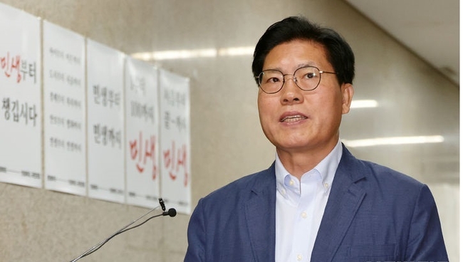 송석준 국민의힘 의원이 지난 5일 오전 서울 여의도 국회 국민의힘 원내행정국에 원내대표 선출 후보자 등록 서류를 접수한 뒤 소감을 말하고 있다. (사진=뉴시스 제공)