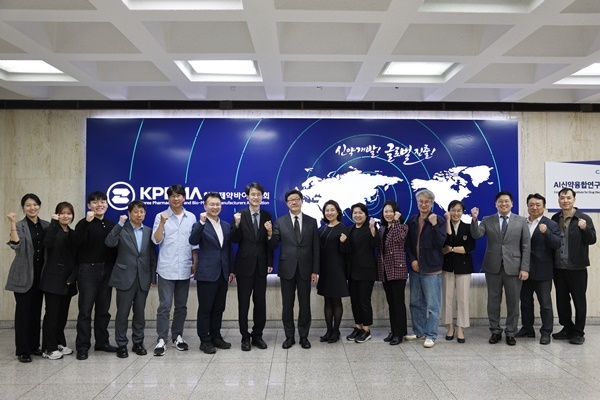 지난 7일 한국제약바이오협회 의약품광고심의위원회 및 협회 광고심의이 단체사진을 촬영하고 있다. (사진=제약바이오협회 제공)