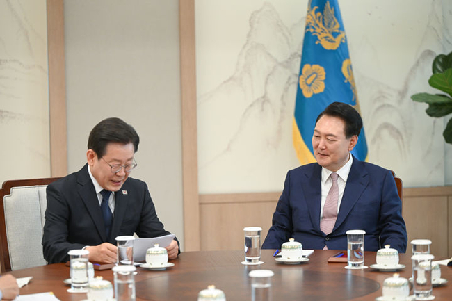 더불어민주당 이재명 대표가 지난달 29일 서울 용산 대통령실 집무실에서 열린 윤석열 대통령과의 영수회담에서 준비해 온 서면을 읽고 있다. (사진=대통령실 제공) 